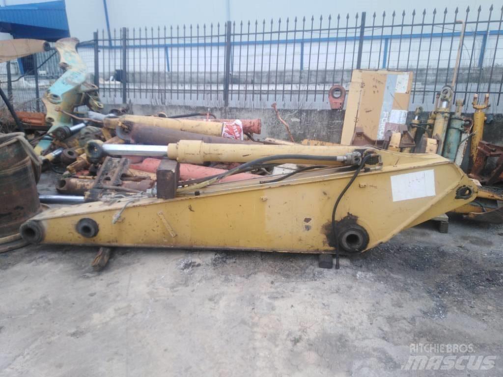 CAT M 318 Шаси