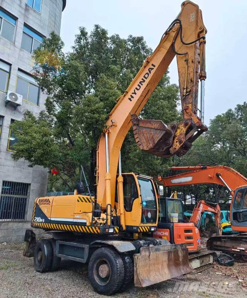 Hyundai r210w-9 Колесни екскаватори