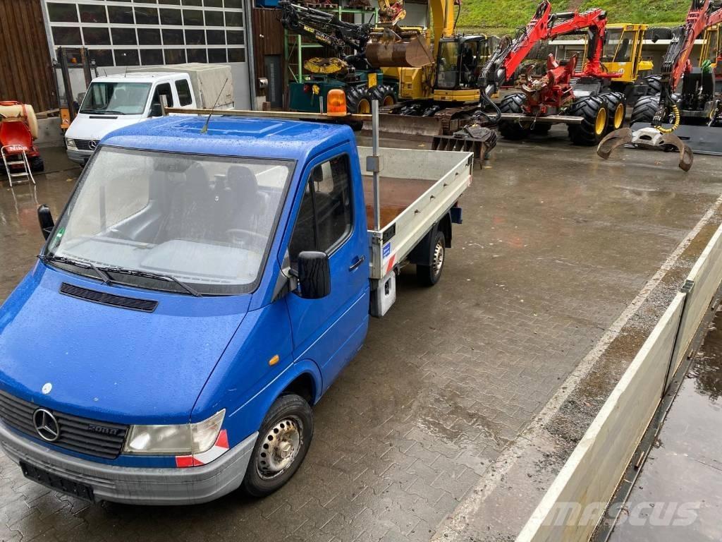 Mercedes-Benz 208 D Бордови