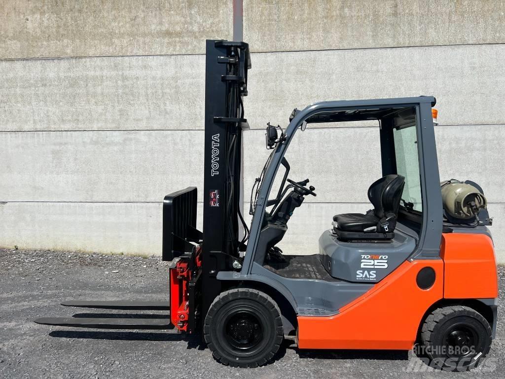 Toyota 02-8FGF25 Камиони с АГУ