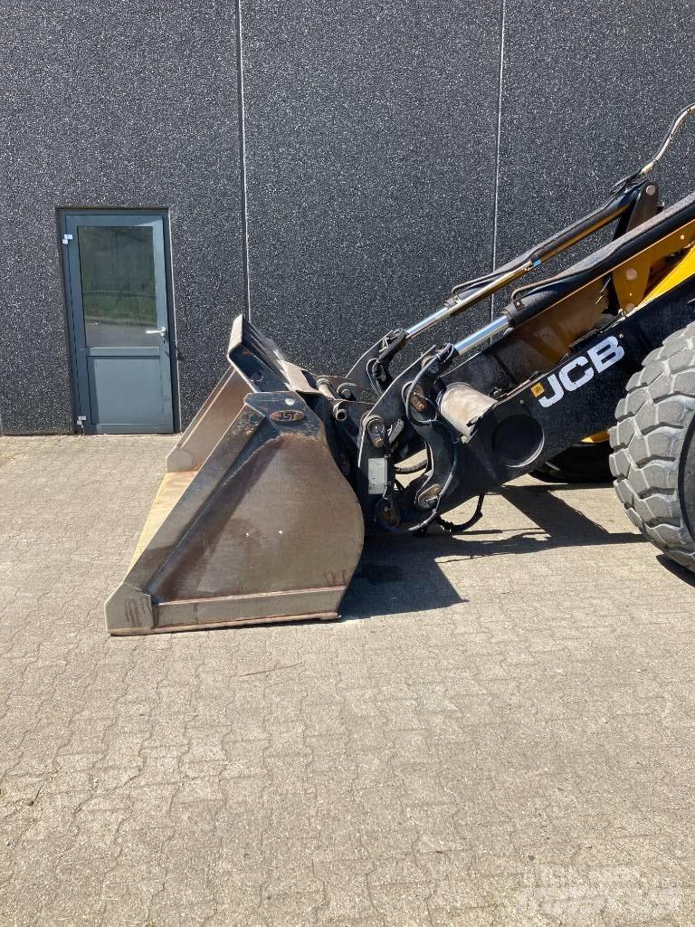 JCB 437 HT HL Колесни товарачи