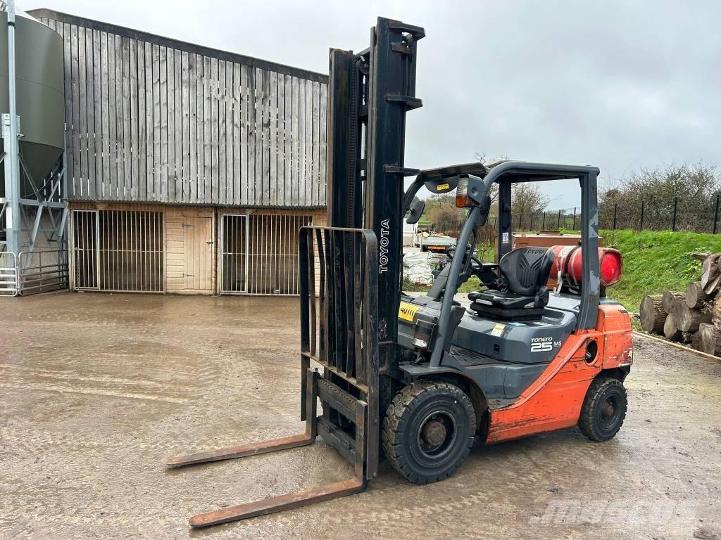 Toyota Tonero Камиони с АГУ