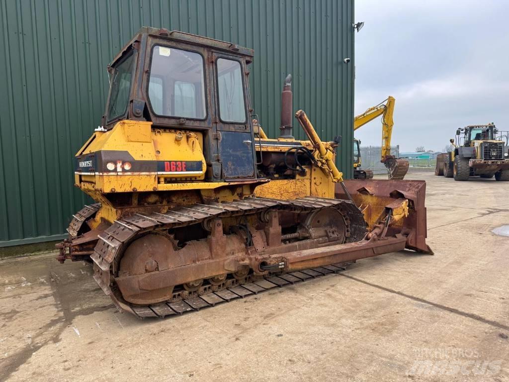 Komatsu D63E-1 Верижни булдозери
