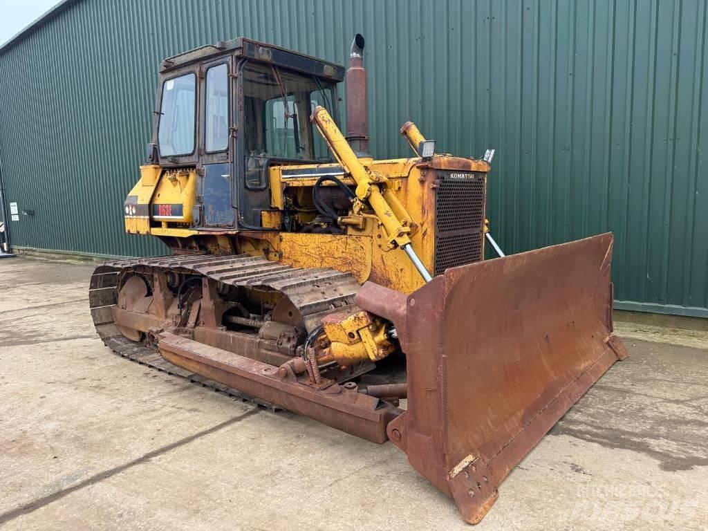 Komatsu D63E-1 Верижни булдозери
