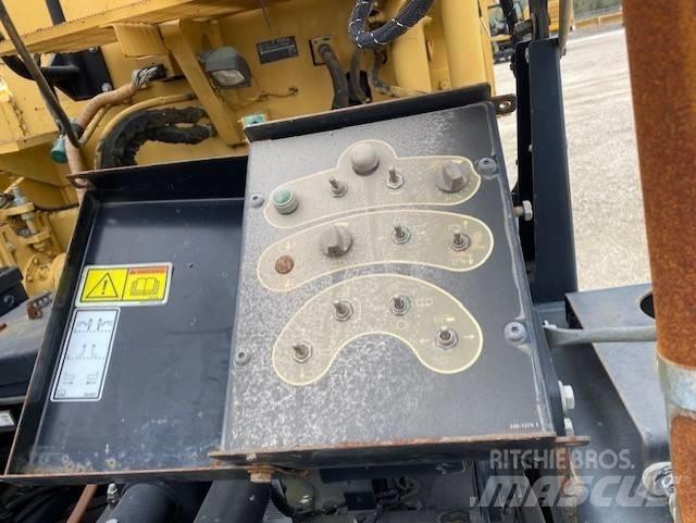 CAT AP1055E Машини за асфалт