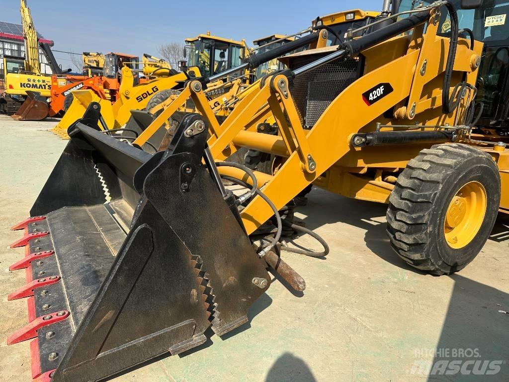 CAT 420 F ST Товарач със заден ексватор