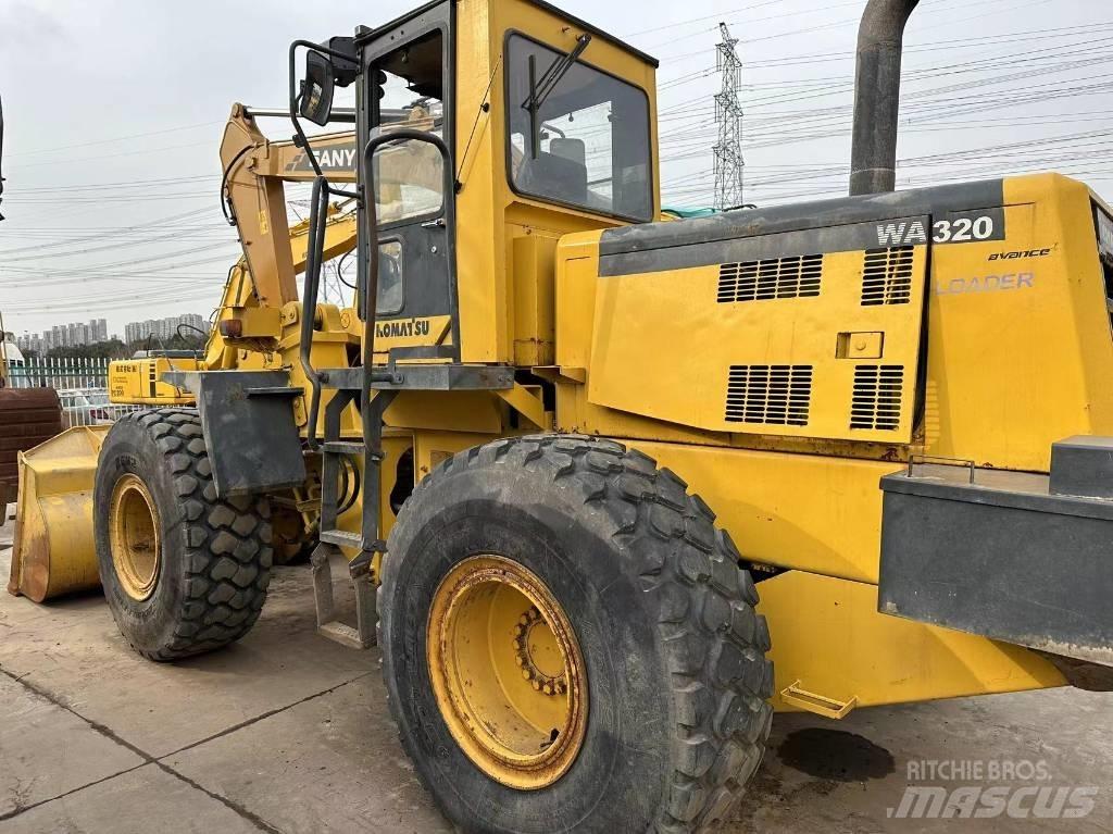 Komatsu WA 320 Колесни товарачи