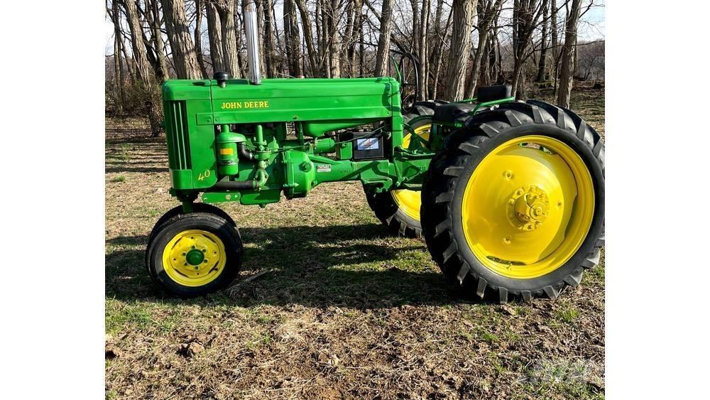 John Deere 40T Трактори