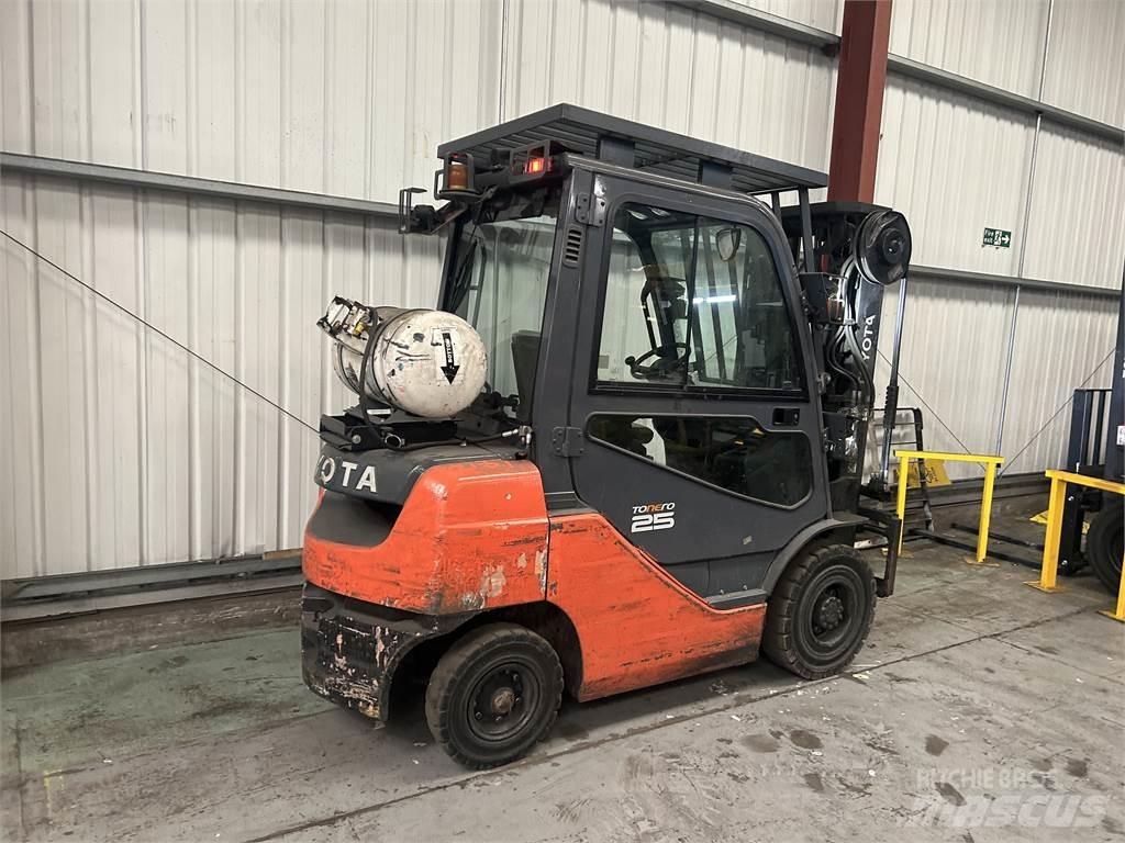 Toyota 02-8FGF25 Камиони с АГУ
