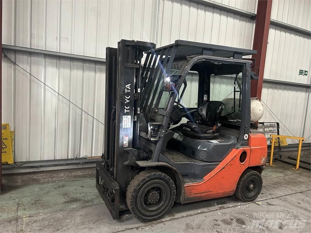 Toyota 02-8FGF25 Камиони с АГУ