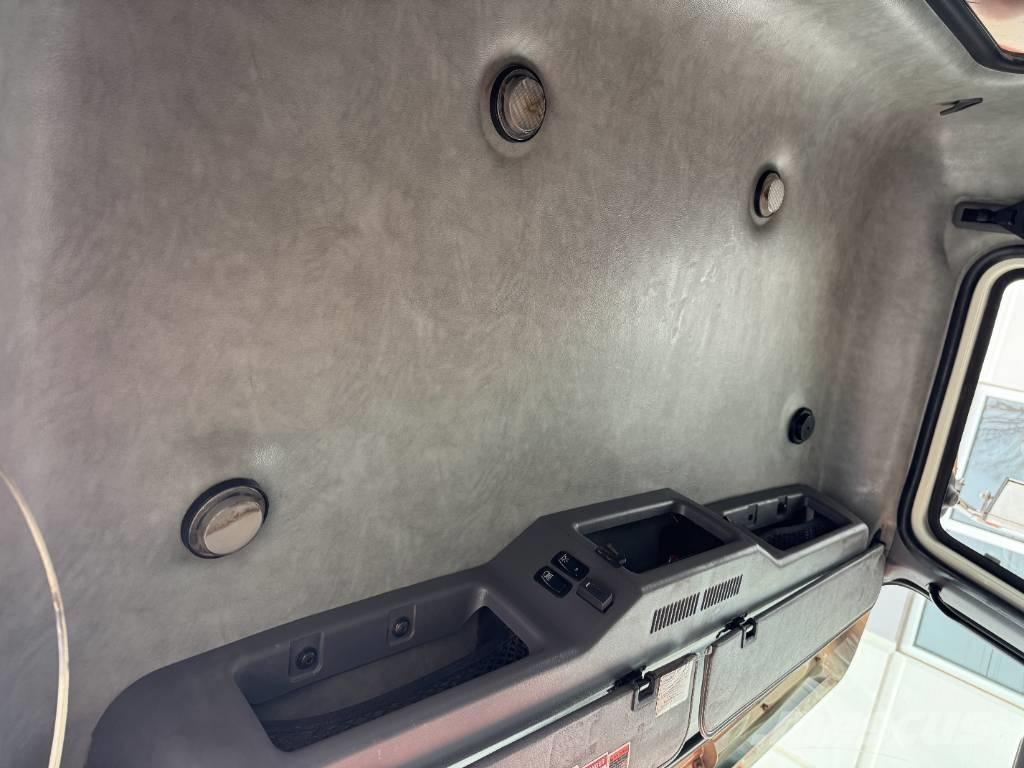 Mack GU813 Самосвал