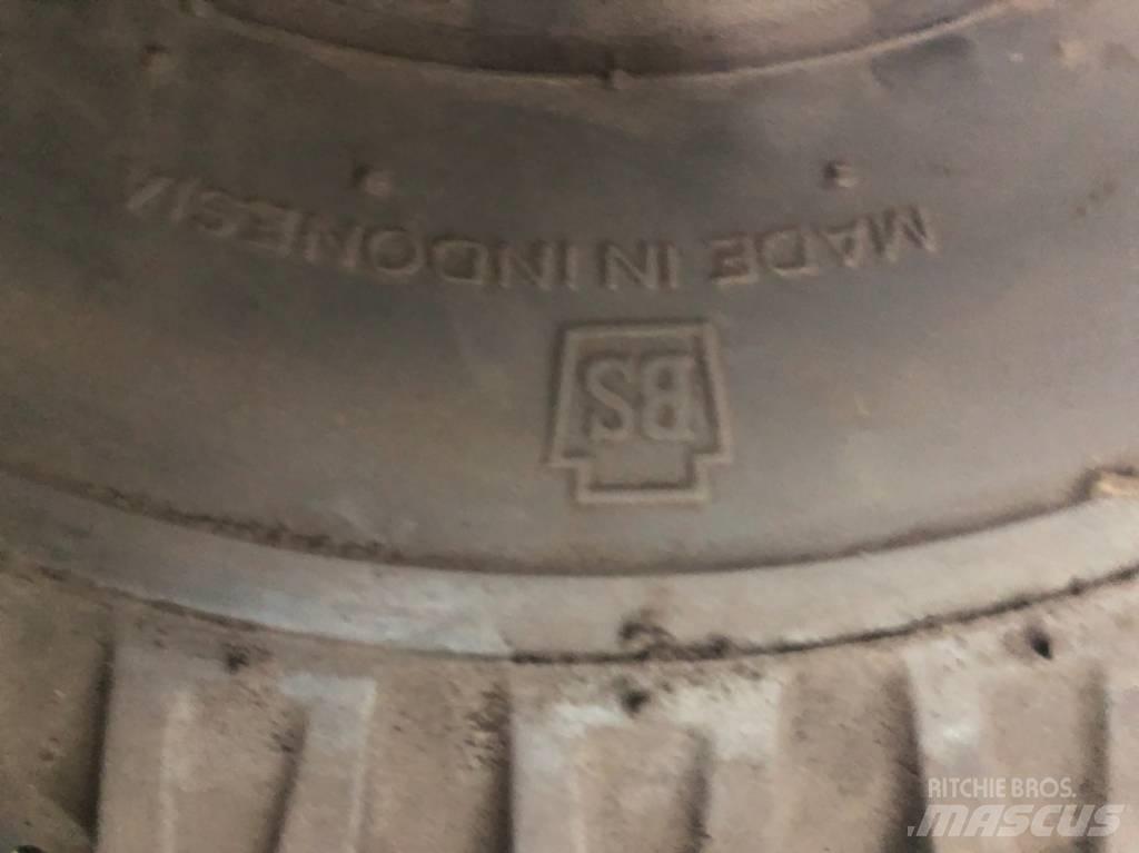 Bridgestone 21x8-9 Гуми