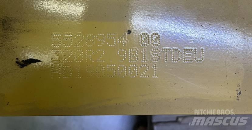 CAT 320 Стрели и рамена

