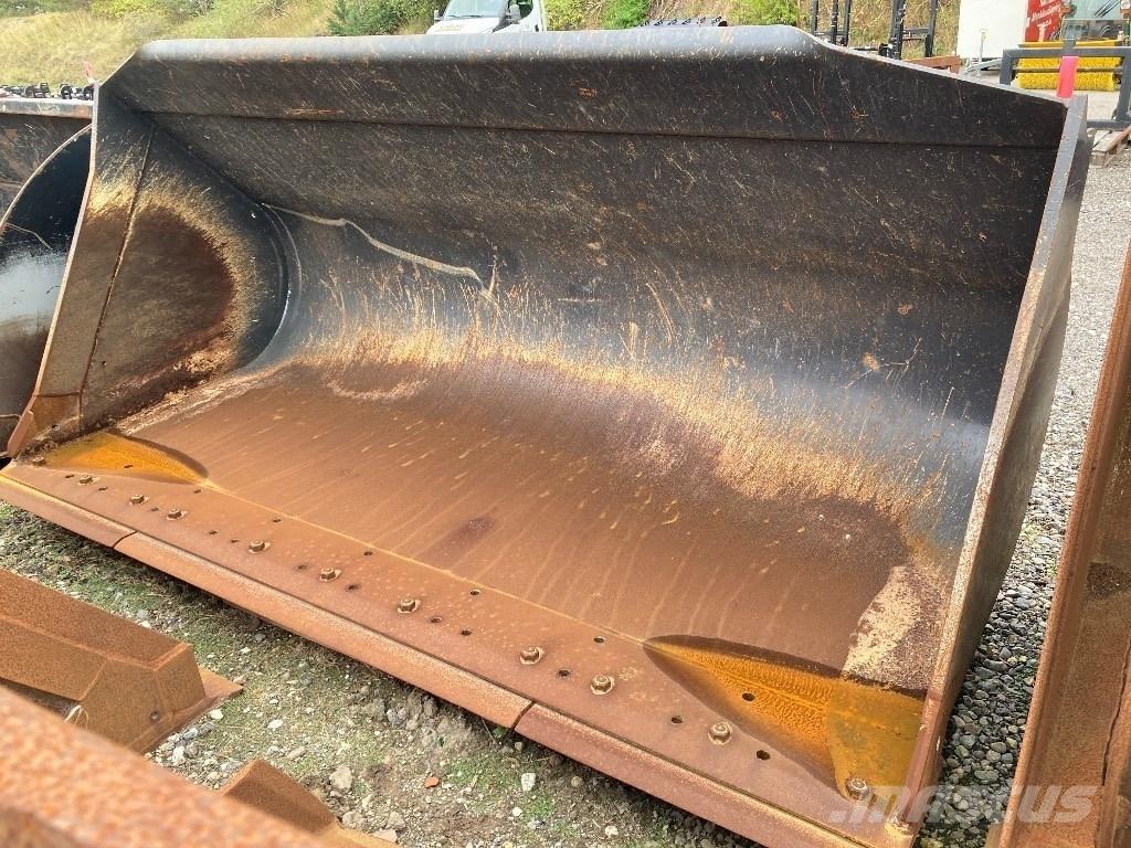 CASE 821 Skovl Колесни товарачи