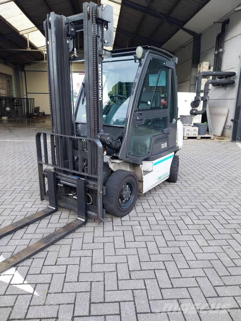 UniCarriers U1D2A25Q Камиони с АГУ