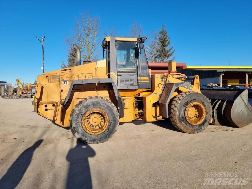 CASE 821 C Колесни товарачи
