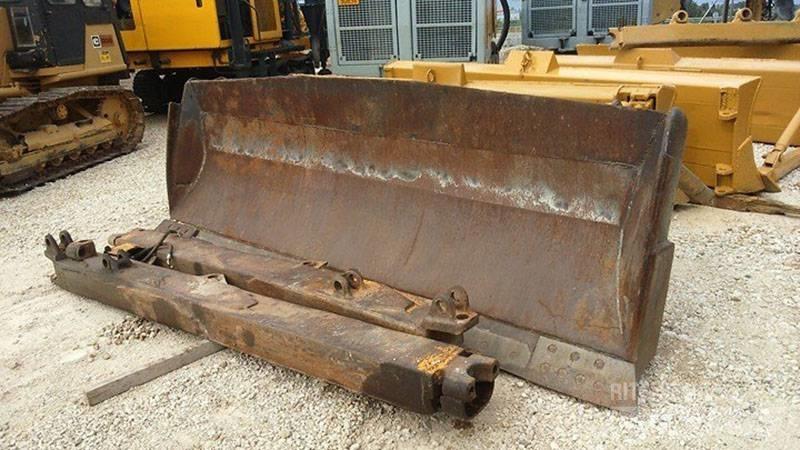 CAT D7E, D7F, D7G Остриета