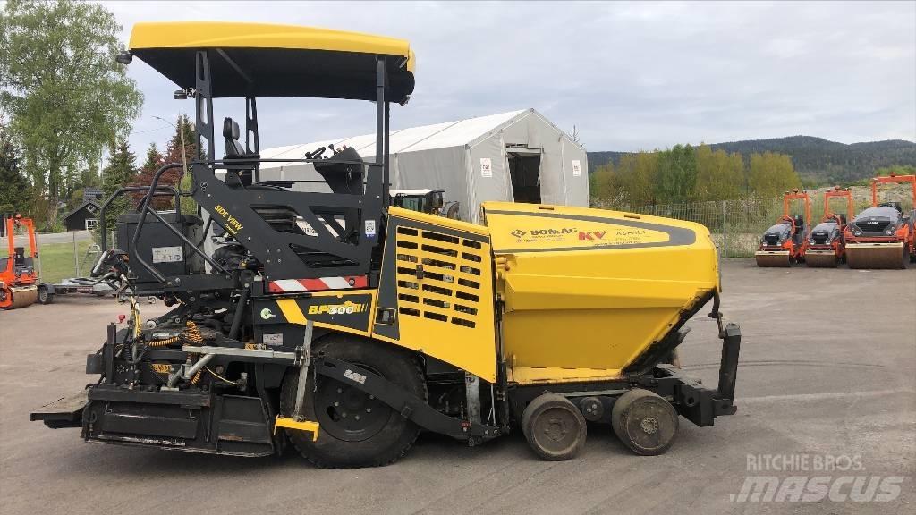 Bomag BF 300 P-2 Машини за асфалт