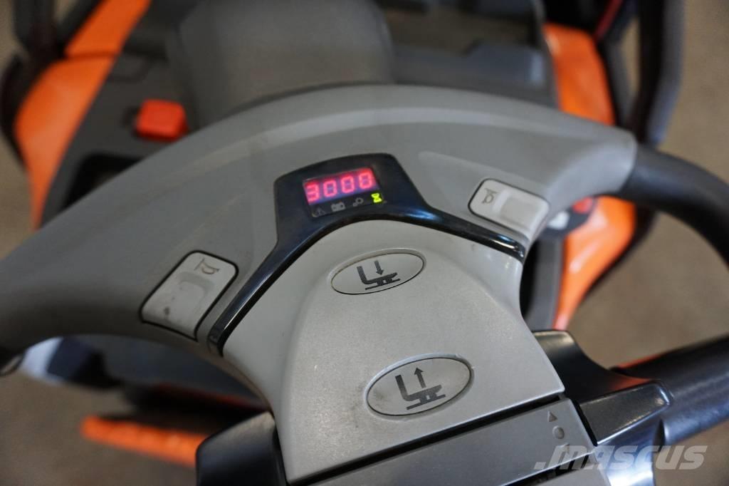 Toyota SPE200D Колички високоповдигачи с теглич