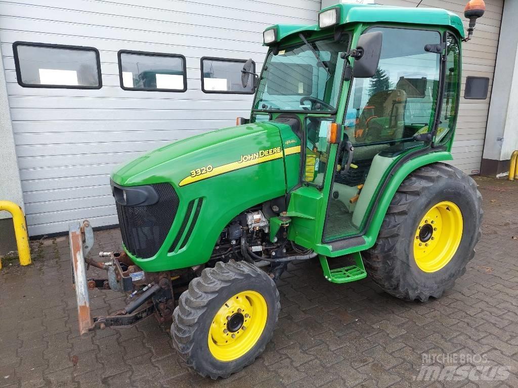 John Deere 3320 Компактни трактори
