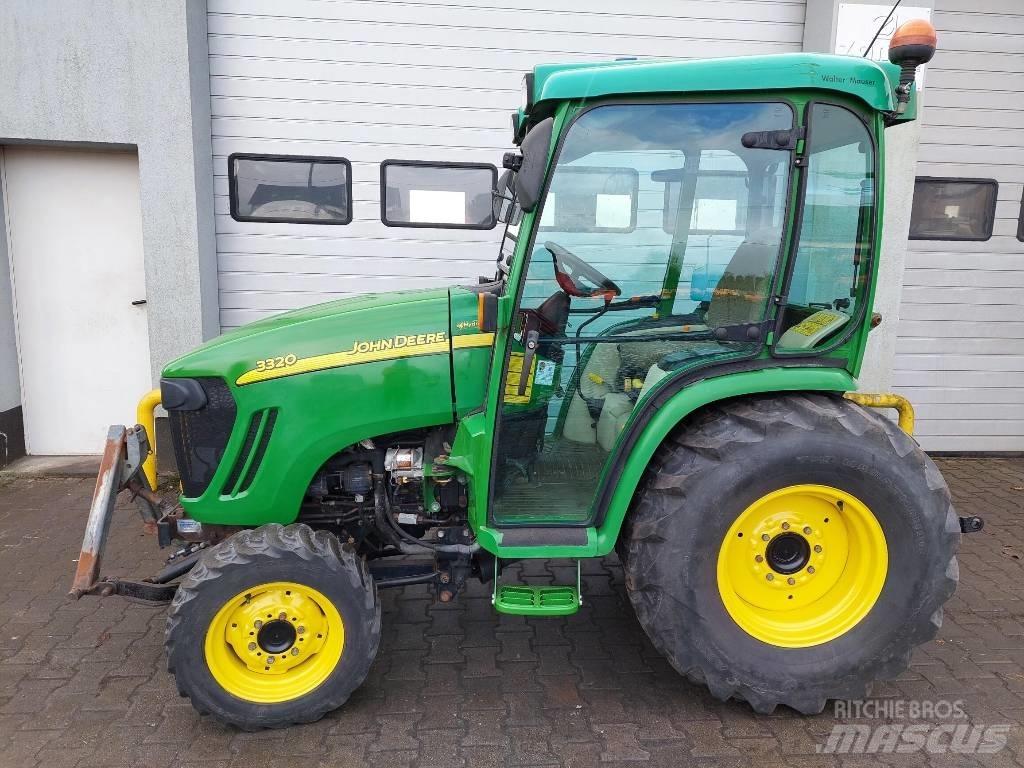 John Deere 3320 Компактни трактори
