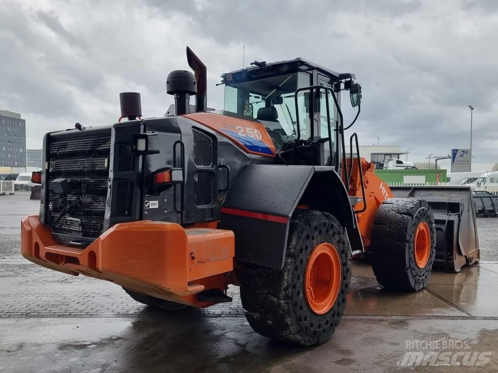 Hitachi ZW 250 Колесни товарачи