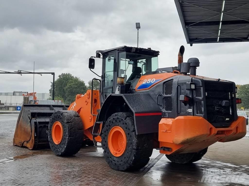 Hitachi ZW 250 Колесни товарачи