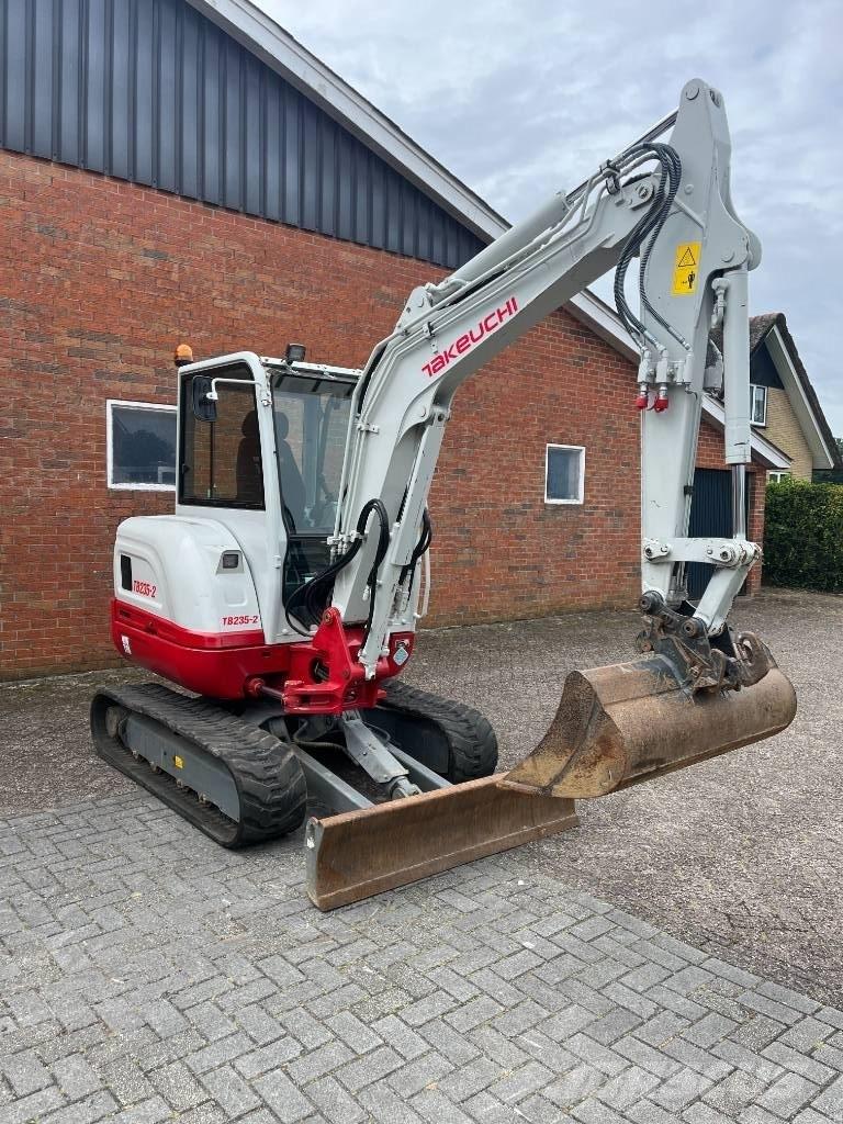Takeuchi tb235-2 Мини екскаватори < 7 т