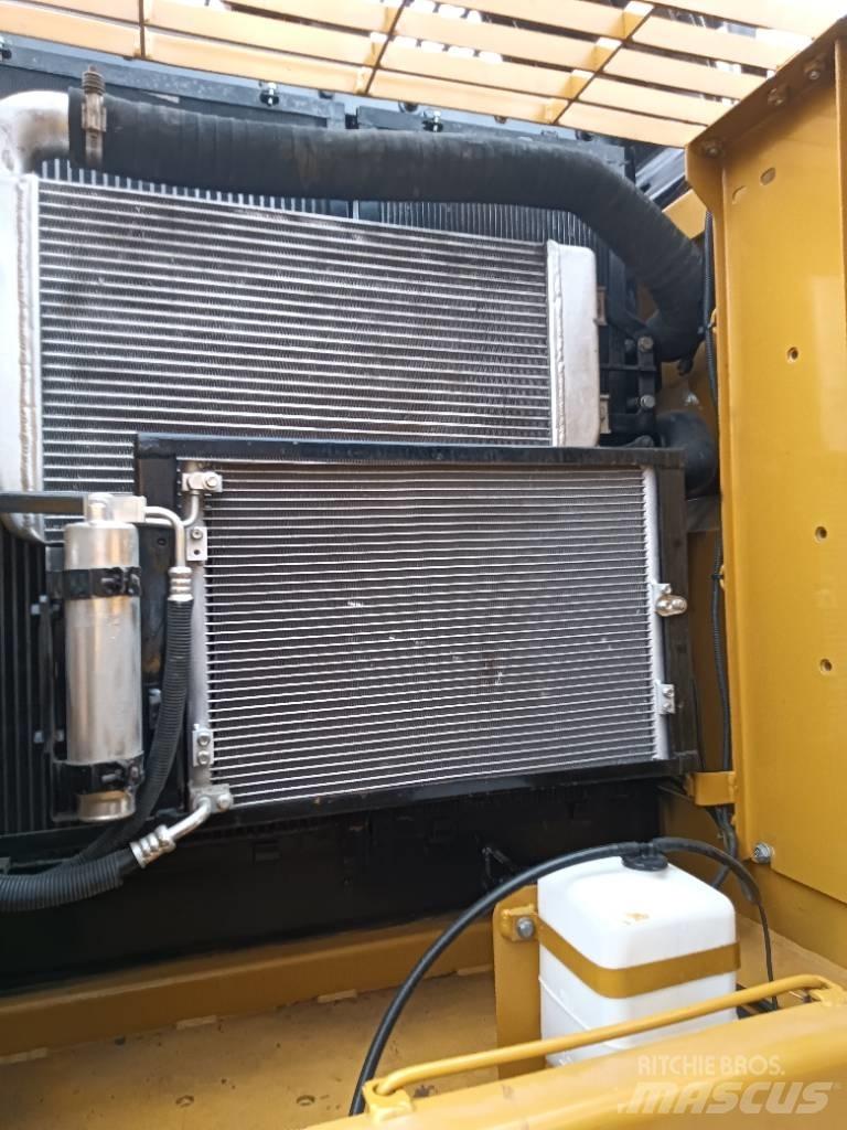 CAT 320D2 Средни екскаватори 7т - 12т