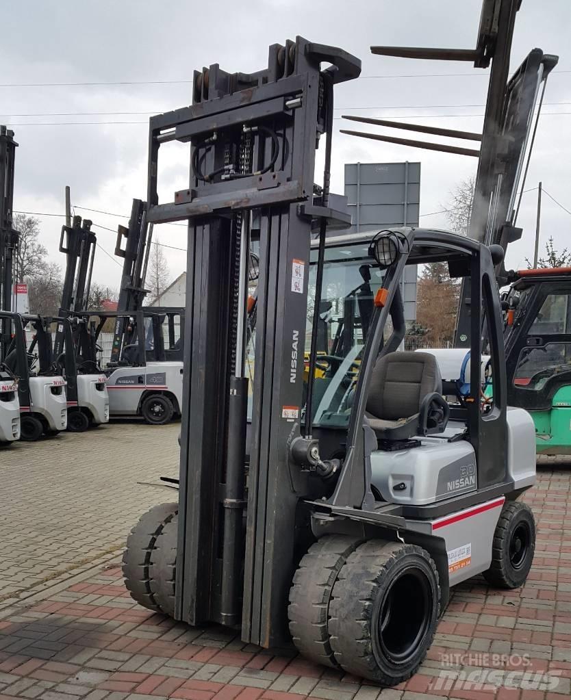 Nissan UGD02A30PQ Камиони с АГУ