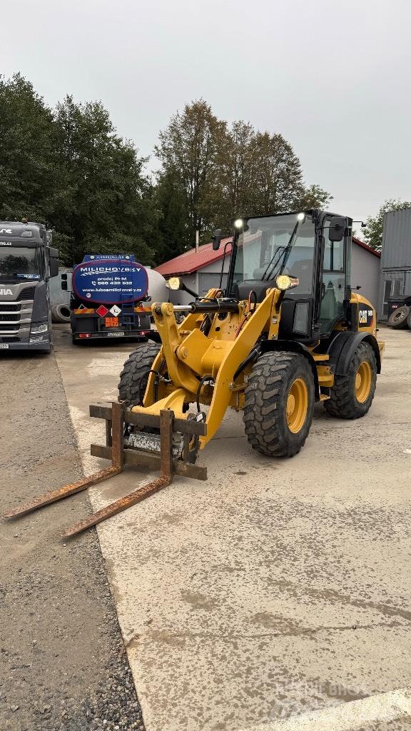 CAT 908 Колесни товарачи