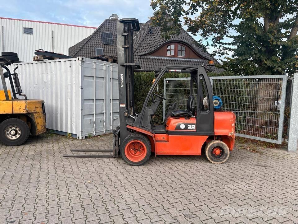 Nissan UGD02 A 30 PQ Камиони с АГУ