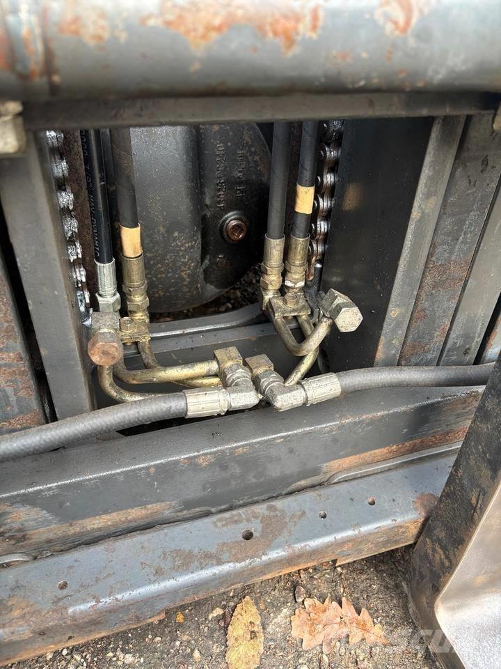 Nissan UGD02 A 30 PQ Камиони с АГУ