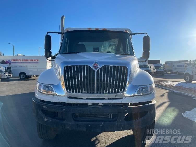 International 4300 Товарни камиони за напитки
