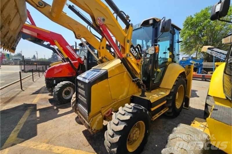 CAT 426F2 TLB Товарач със заден ексватор