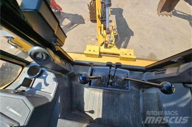 CAT 426F2 TLB Товарач със заден ексватор