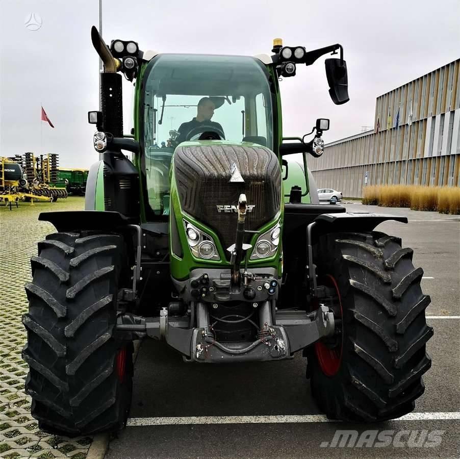 Fendt 718 Vario Трактори