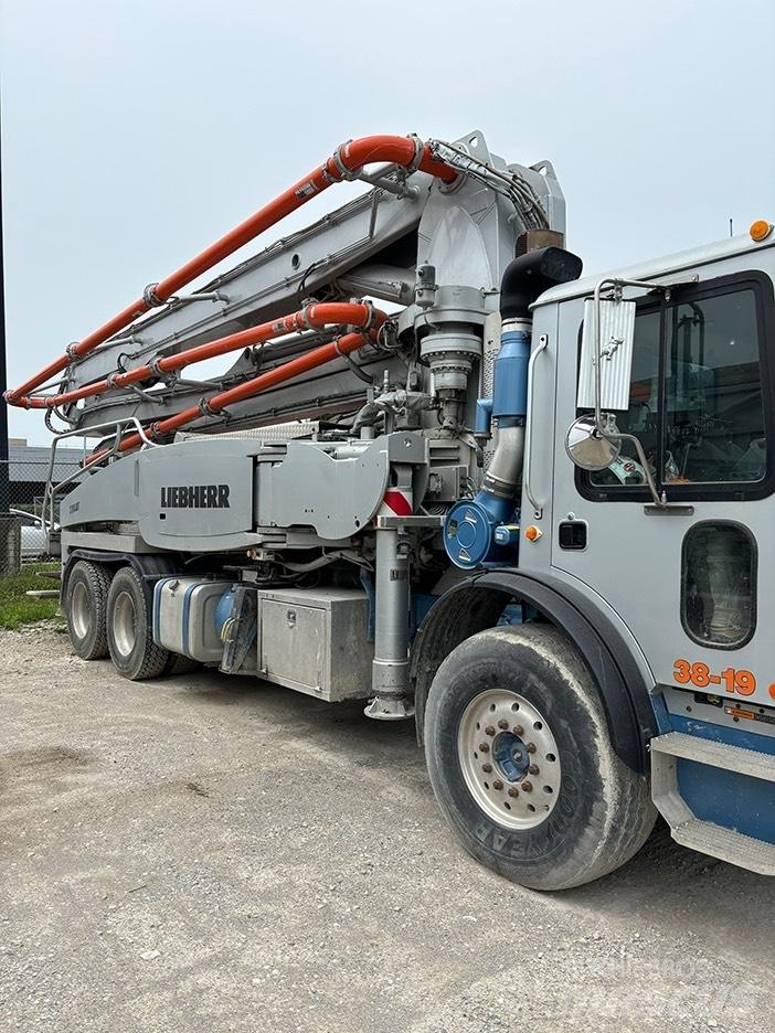 Liebherr 37Z4XXT Бетонопомпи
