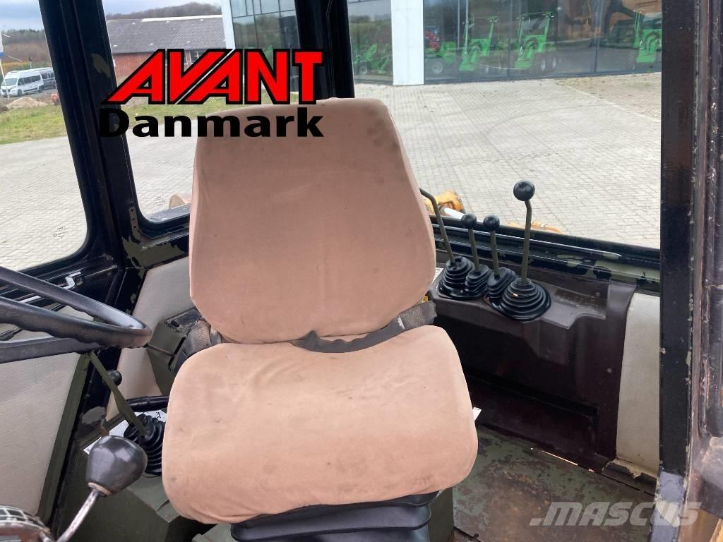 Hydrema 806 Товарач със заден ексватор