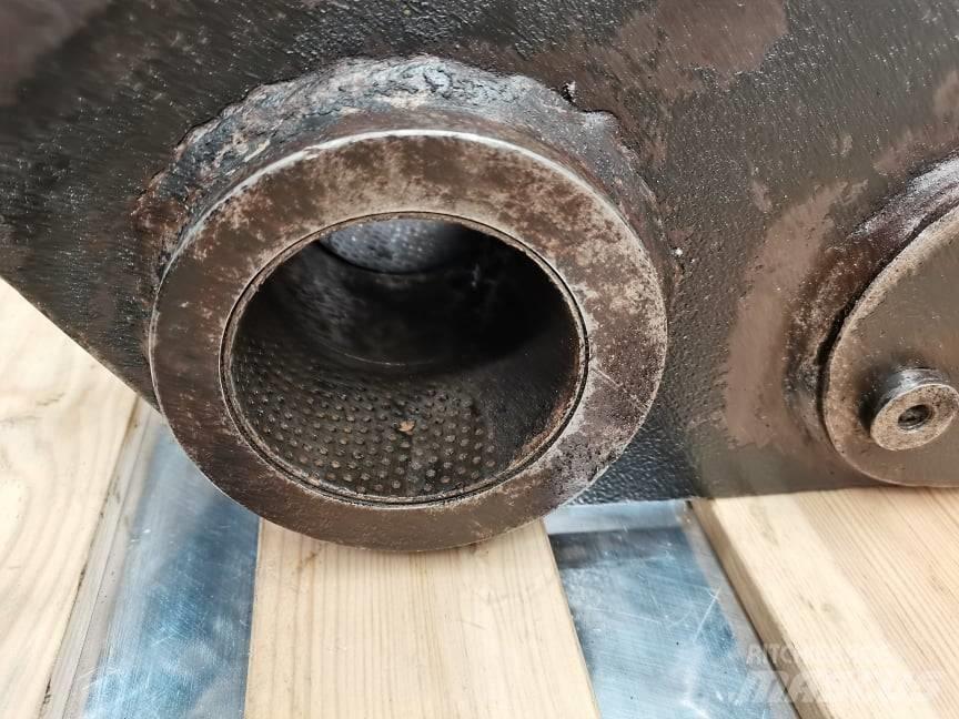 CAT TH 407 {Kiwak} Стрели и рамена
