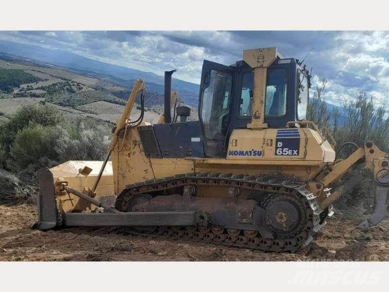 Komatsu D65EX-15 Верижни булдозери
