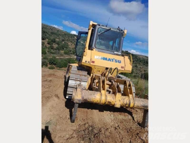 Komatsu D65EX-15 Верижни булдозери
