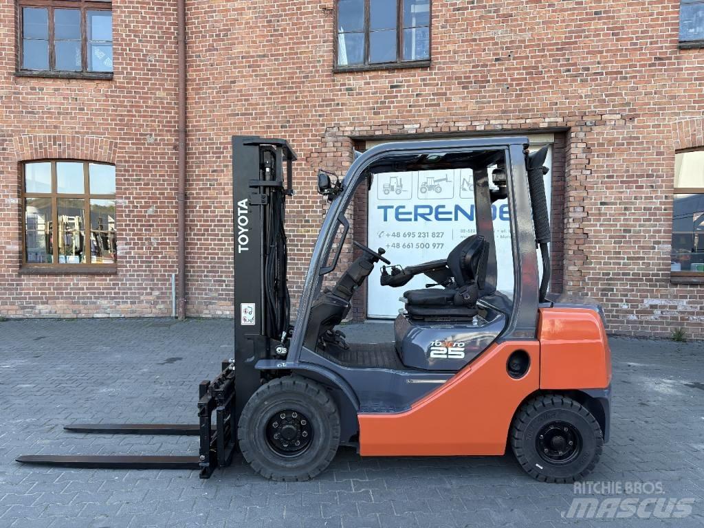 Toyota 02-8 FDF 25 Дизелови камиони
