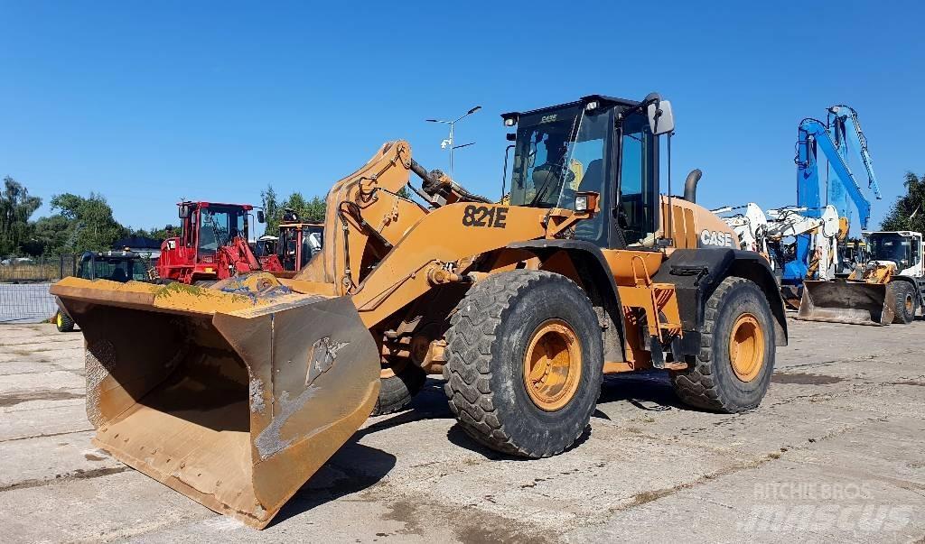 CASE 821 E Колесни товарачи