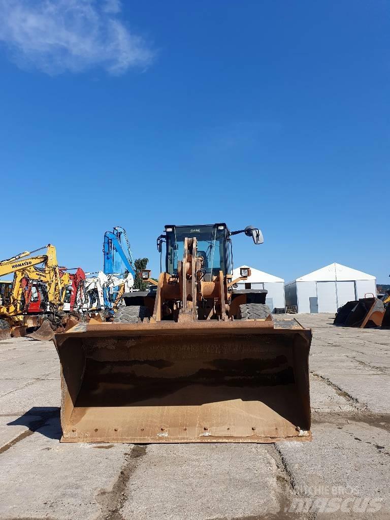 CASE 821 E Колесни товарачи