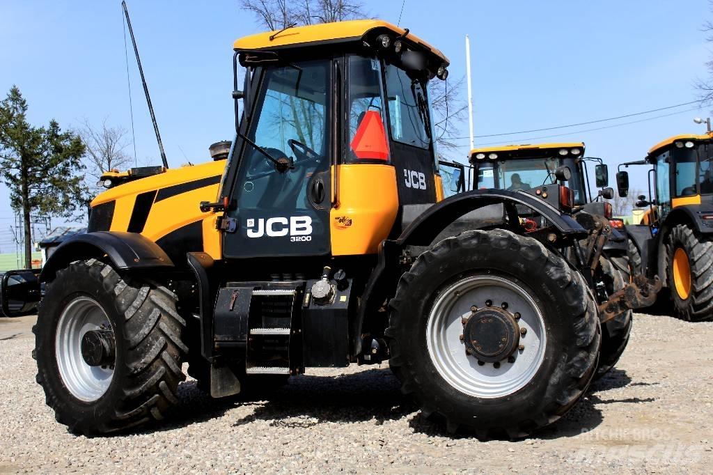 JCB Fastrac 3200 Трактори