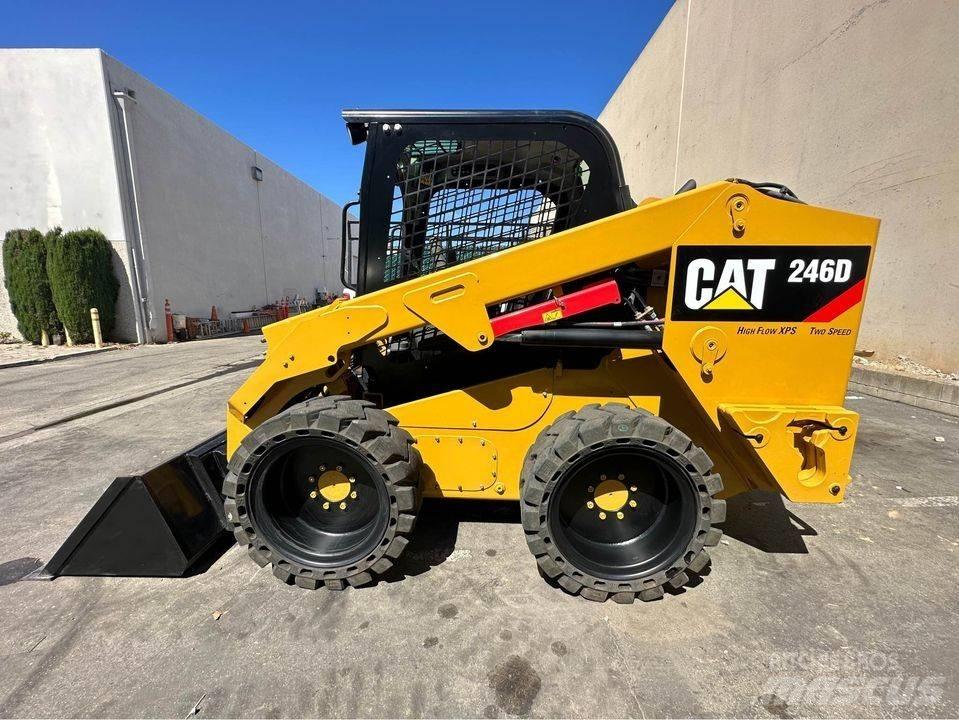 CAT 246 D Мини товарачи
