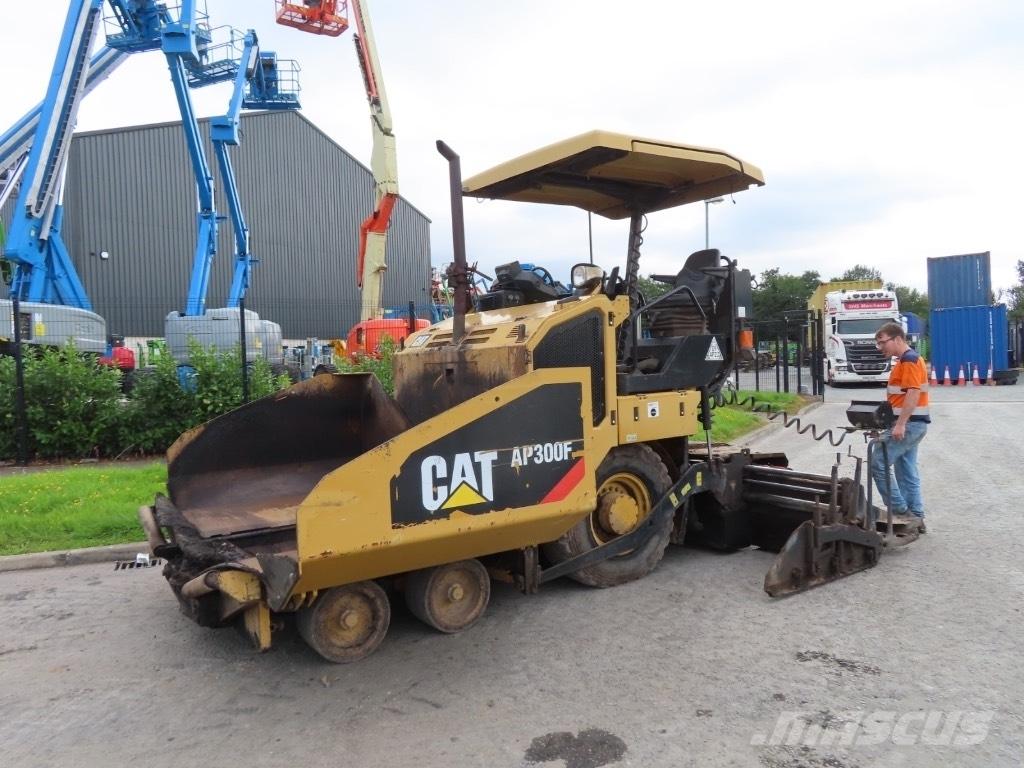 CAT AP 300 Машини за асфалт