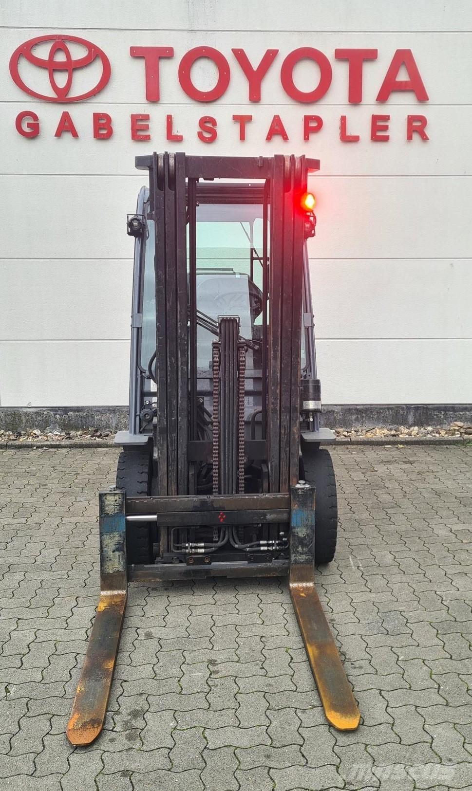 Toyota 02-8FGF25 Камиони с АГУ