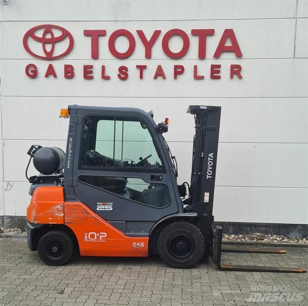 Toyota 02-8FGF25 Камиони с АГУ